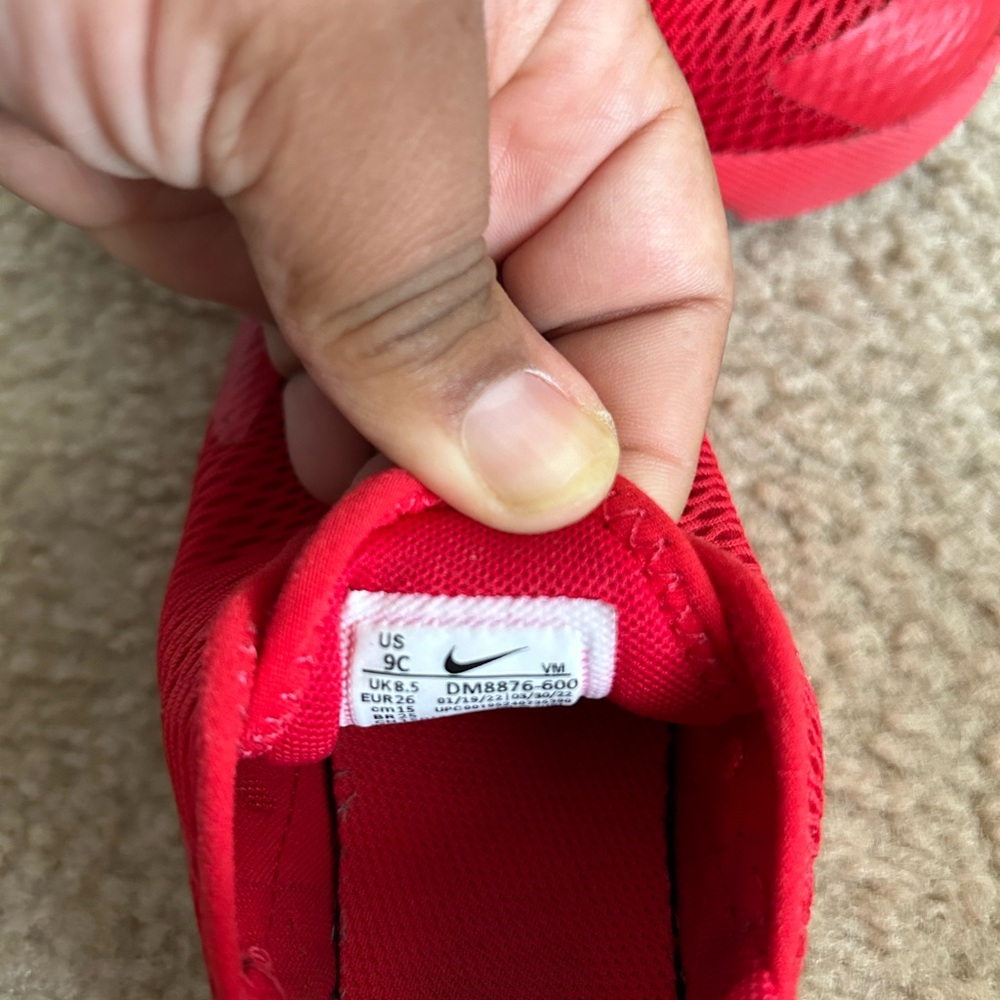 Red nikes - Picture 2 of 4